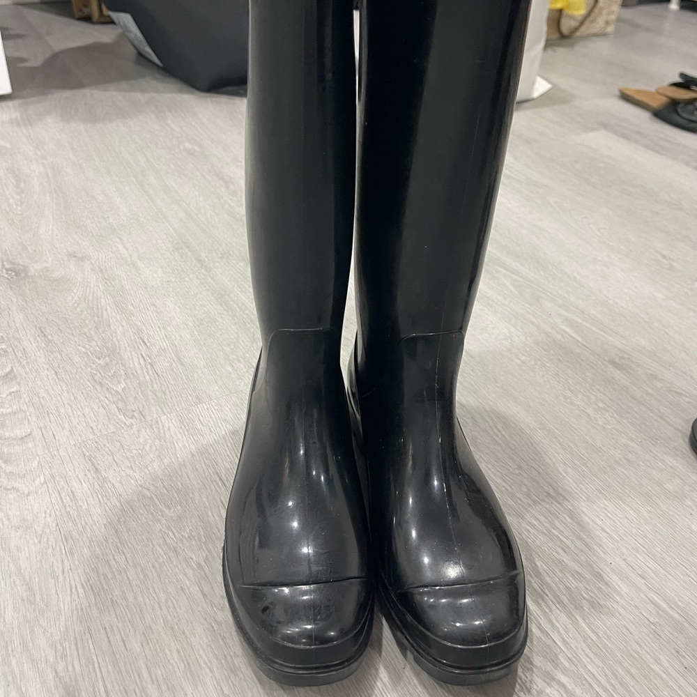 Rain boots in black Size 7 used twice only